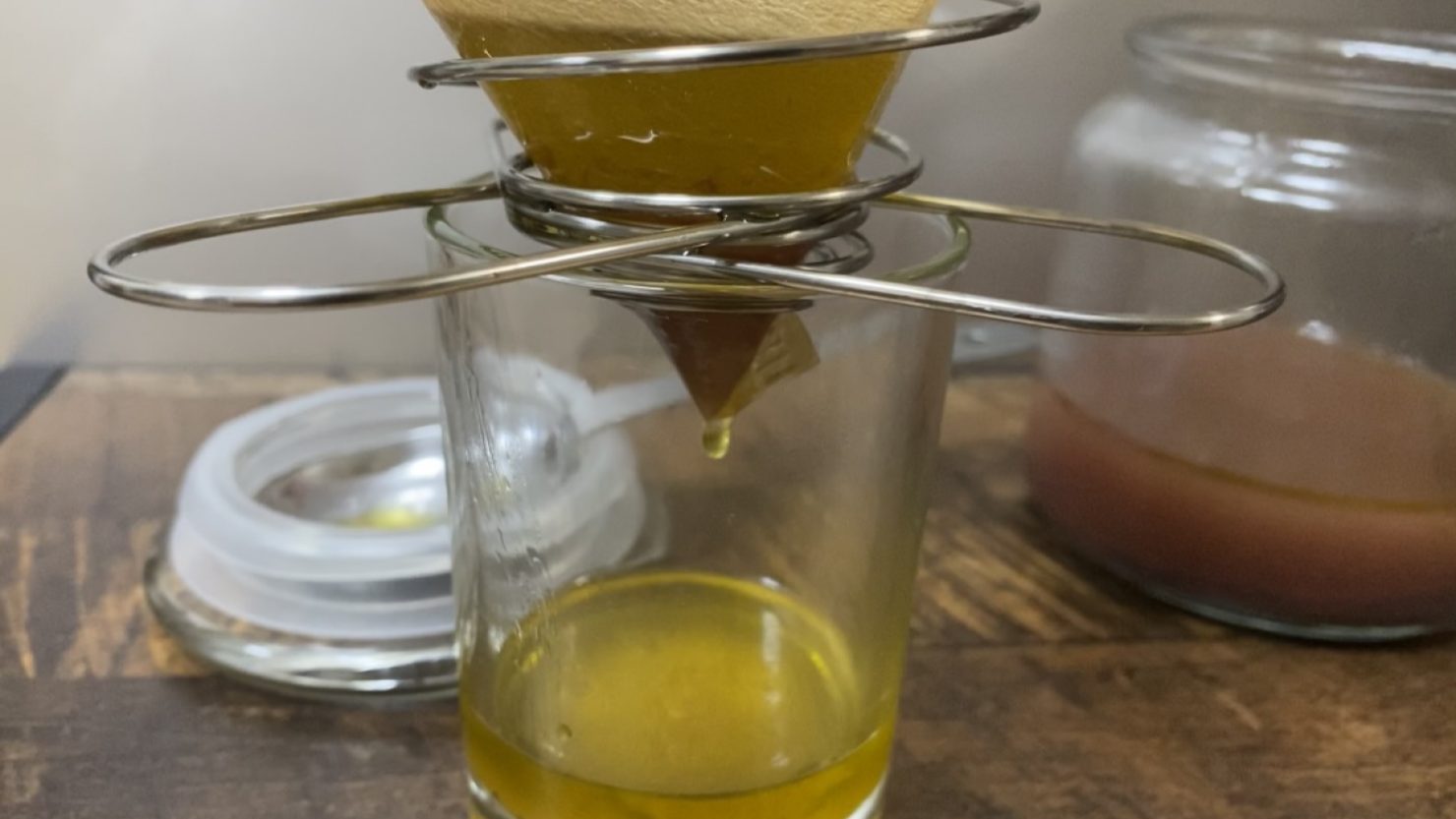 オイルを濾している様子