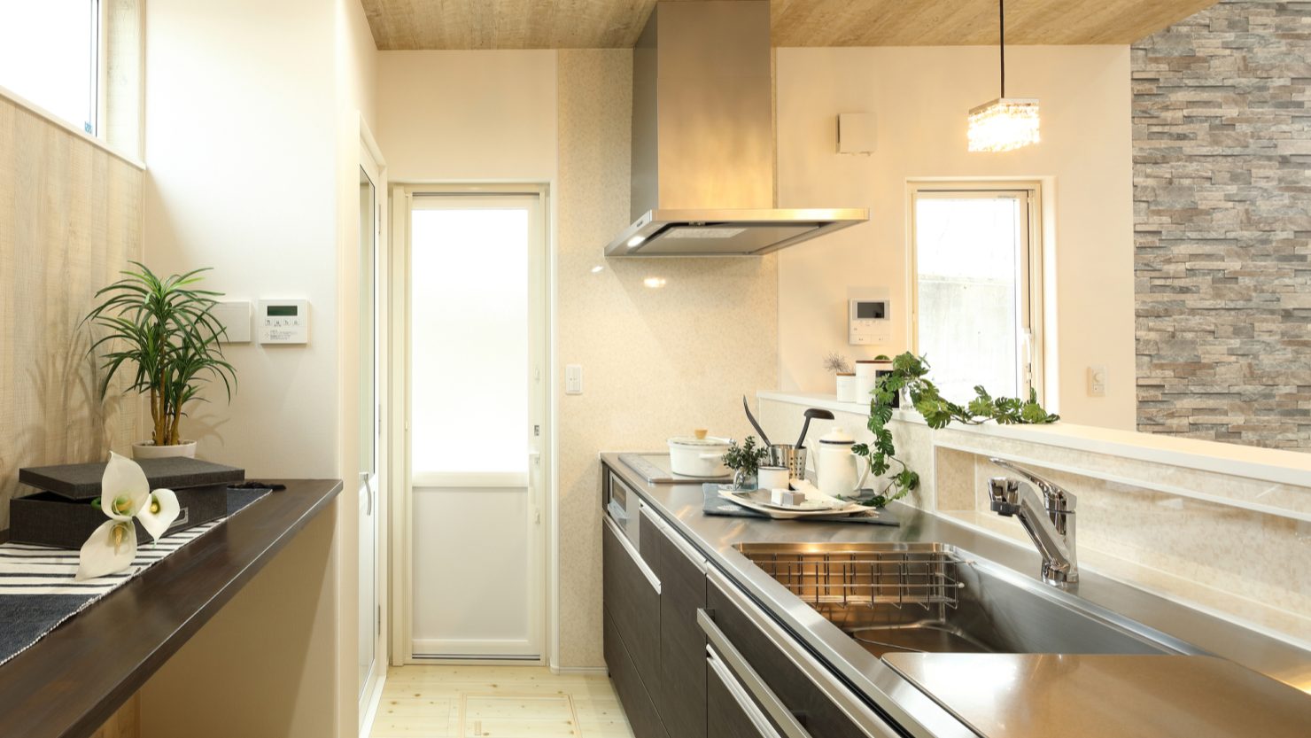 作業スペースの広いシステムキッチン