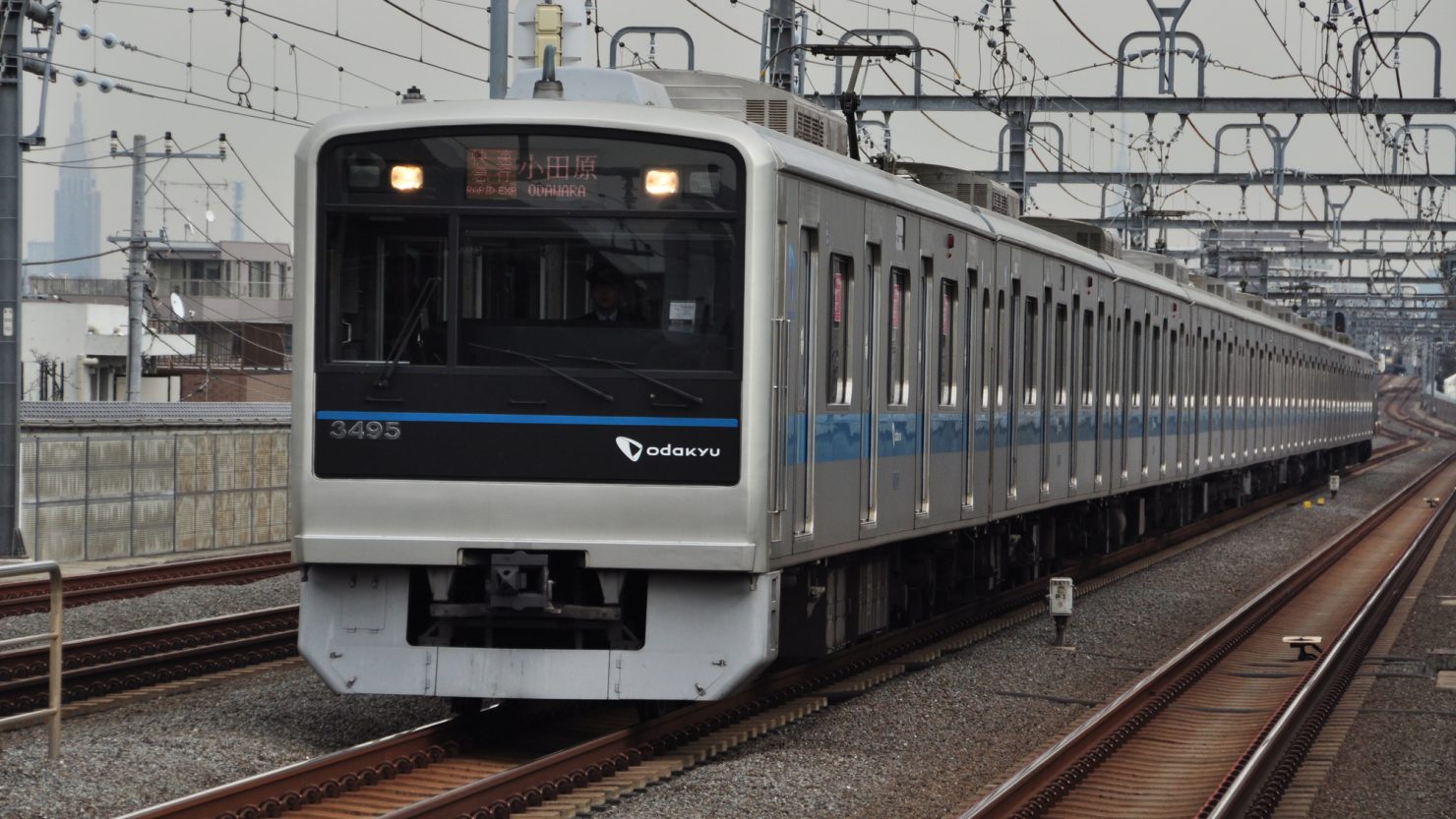 千歳船橋駅に入線する快速急行列車