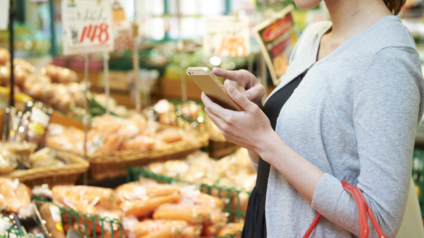 スーパーマーケットで買い物する女性