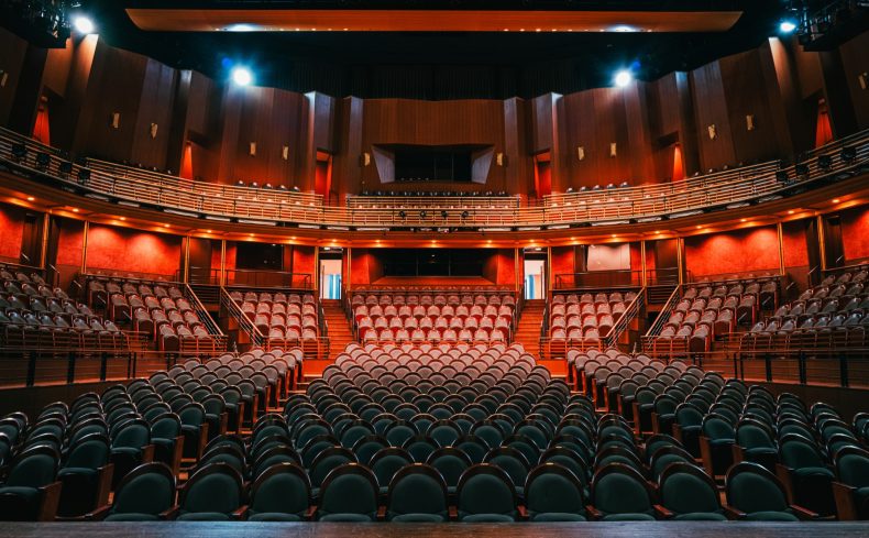 ミュージカル観賞に夢中！日々の活力となる魅力を紹介