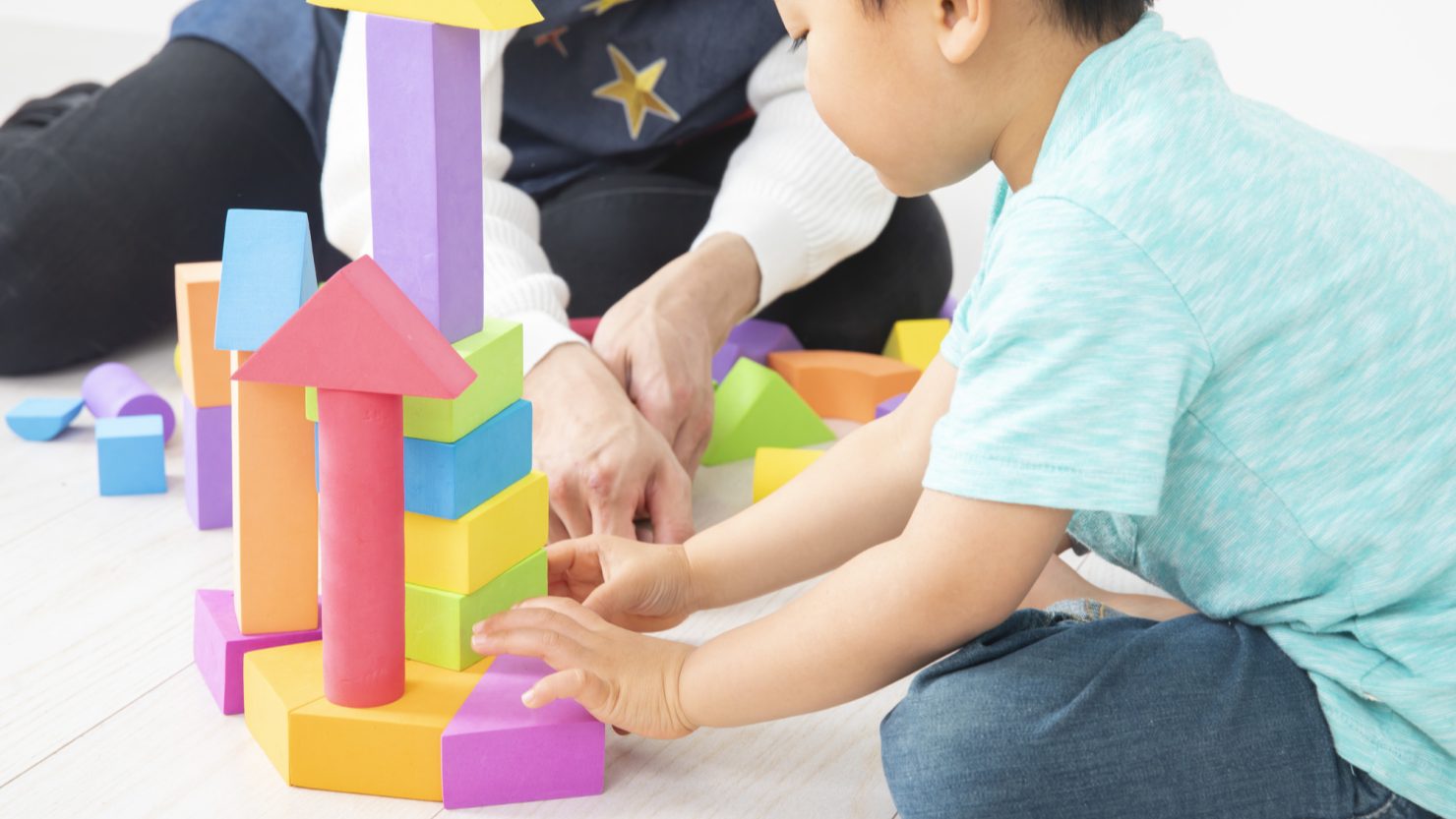 保育士と遊ぶ子どもの様子