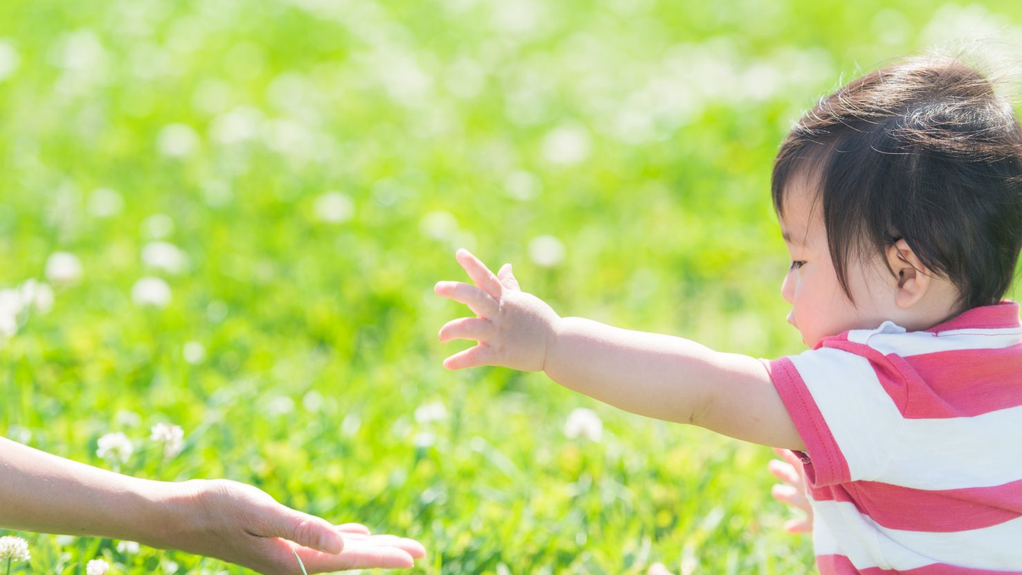 公園で遊ぶ親子