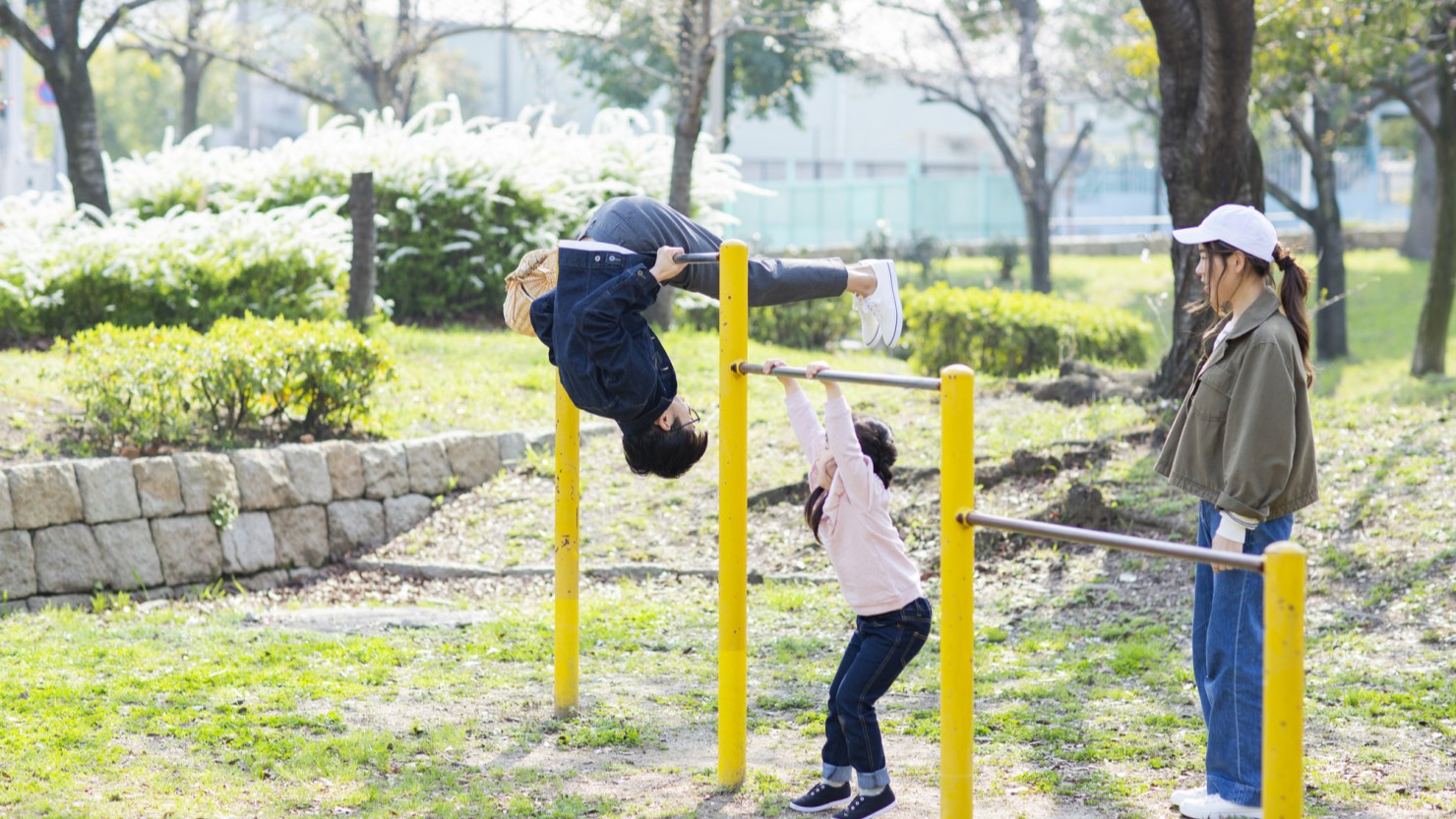 公園で遊ぶ親子