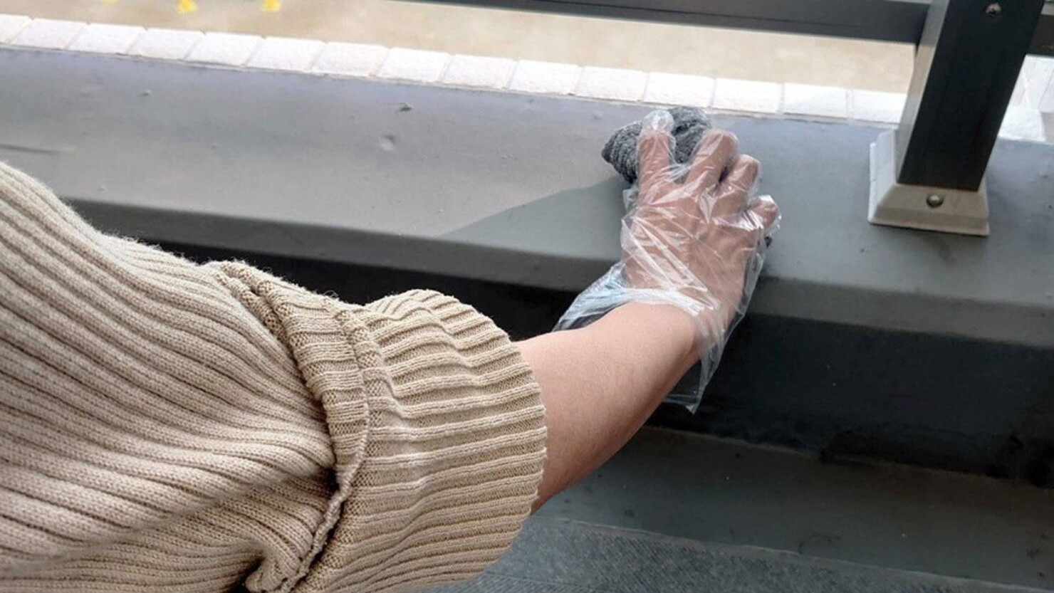 時間が経ったものはブラシの方が取れやすい　© 橋尾