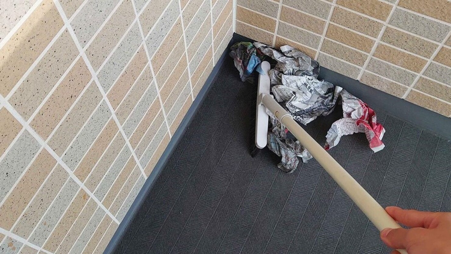 角まで新聞紙が届くように、少し押し込みます　© 橋尾