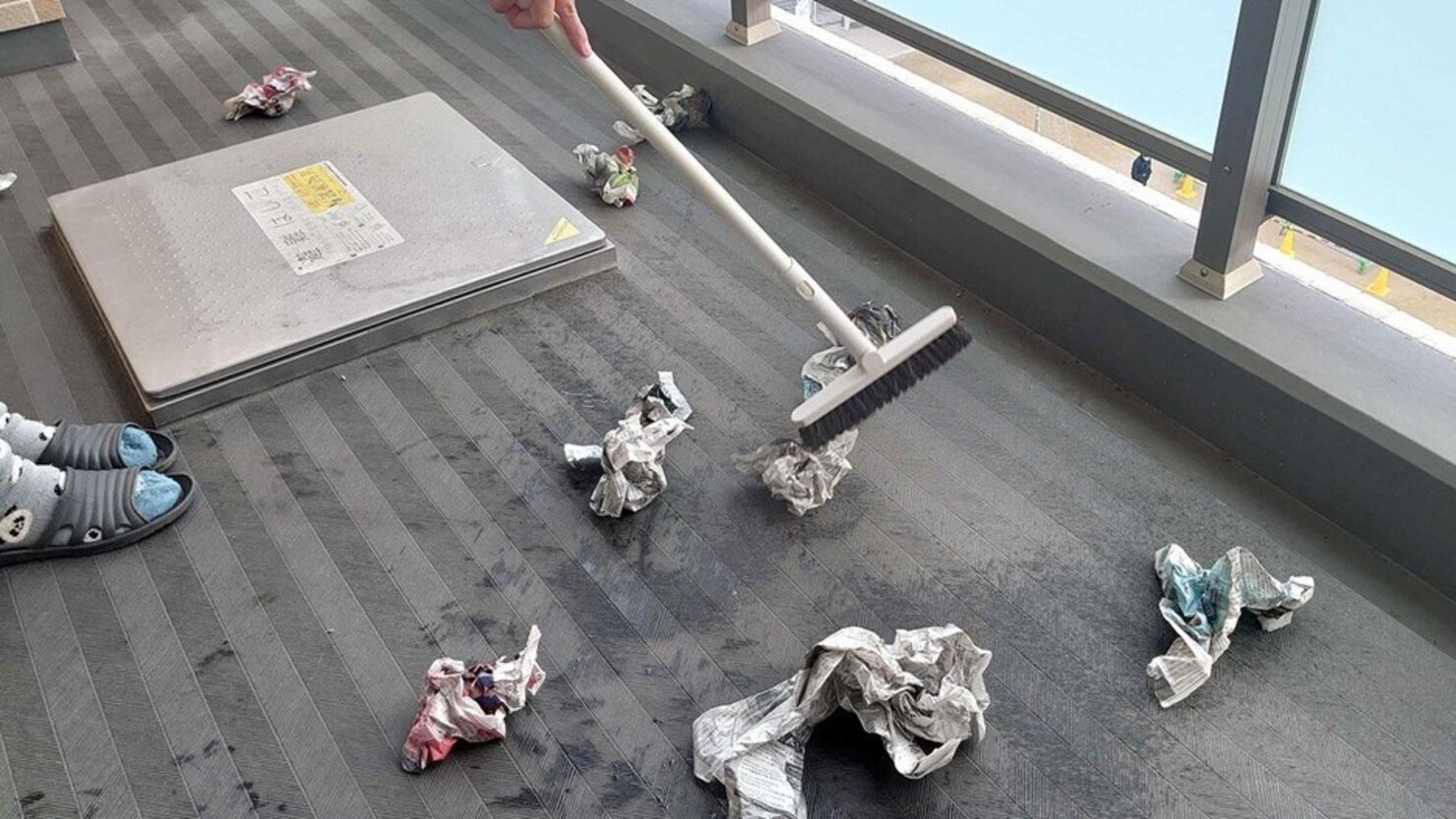 新聞紙がホコリや砂を吸い取り、みるみる黒くなっていく　© 橋尾