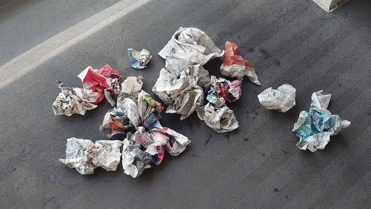 丸めて、湿らせた新聞紙。大きさは大小があると便利　© 橋尾