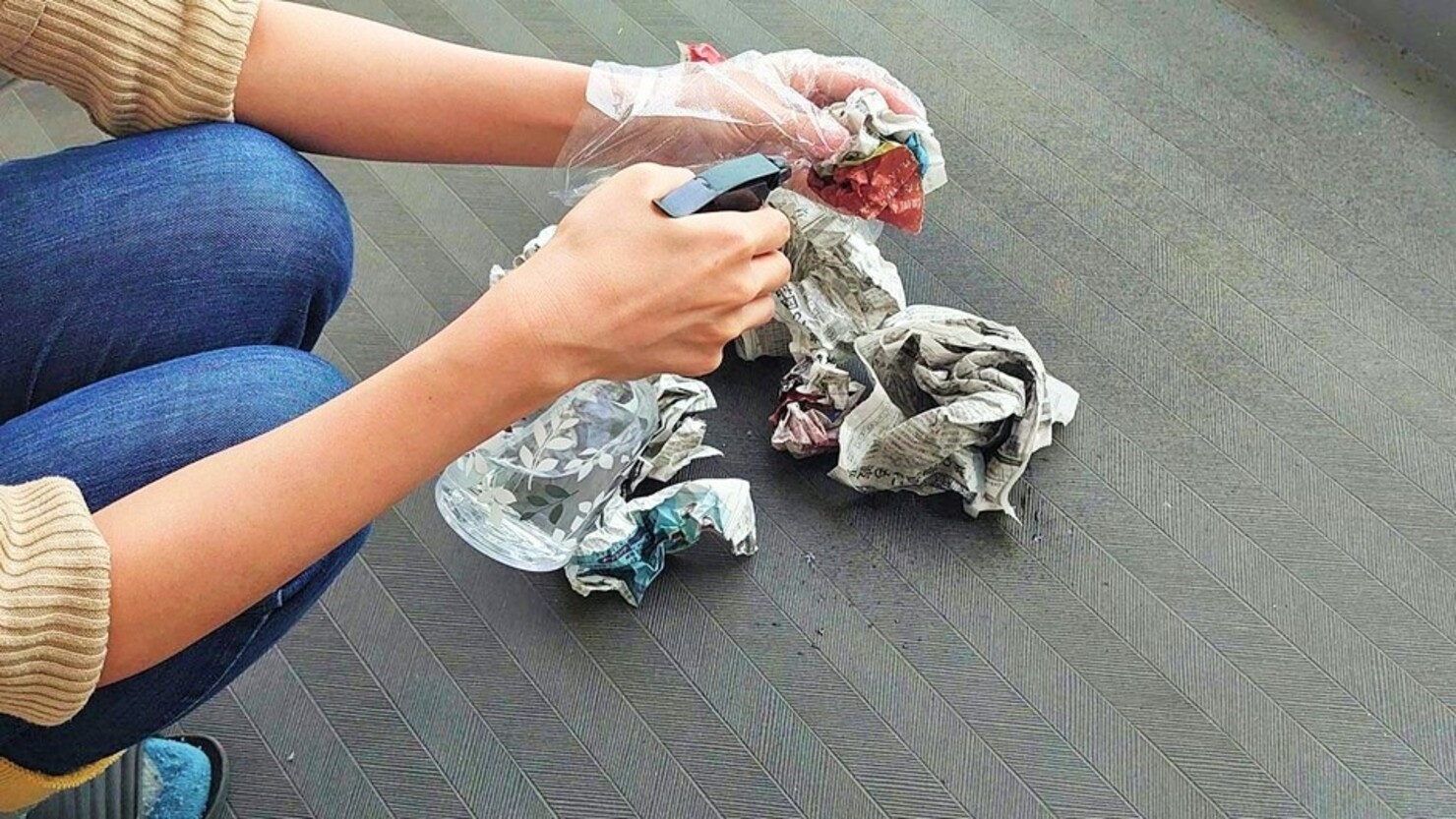 水道で濡らしても問題ないですが、霧吹きの方が楽しい 　© 橋尾