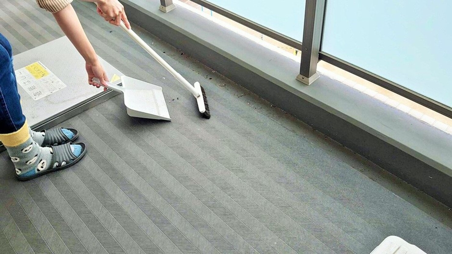 目立つゴミをほうきとちりとりで処理しておく　© 橋尾