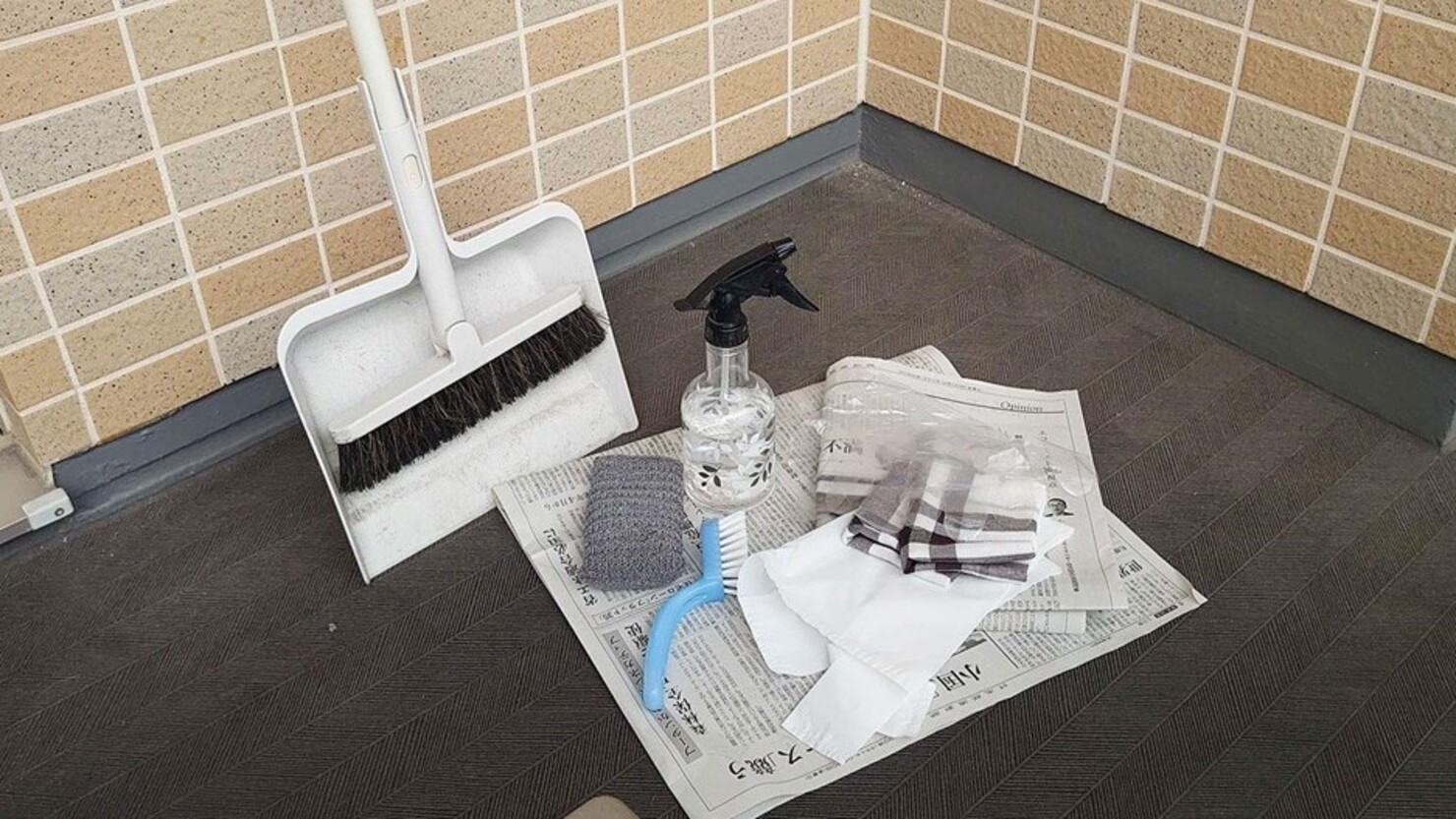 こういうときのために古いシーツなどカットした布（ウエス）をストックしています　　©橋尾