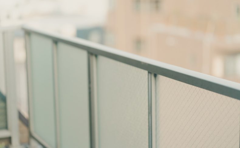 マンションのベランダ、どう掃除する？ 水を流さない新聞紙掃除法で簡単・手軽に汚れを一掃　