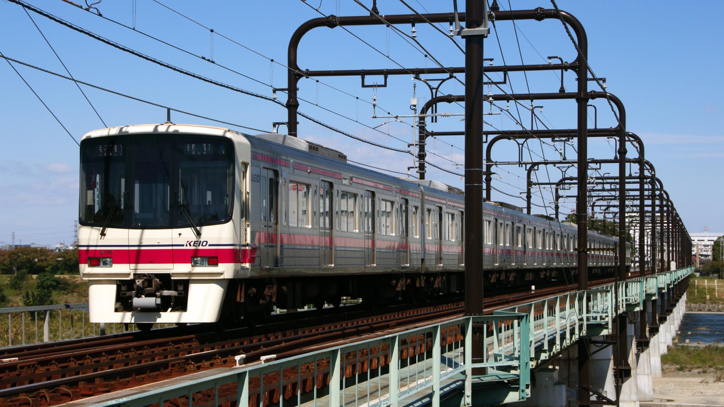 多摩川を渡る京王線の電車
