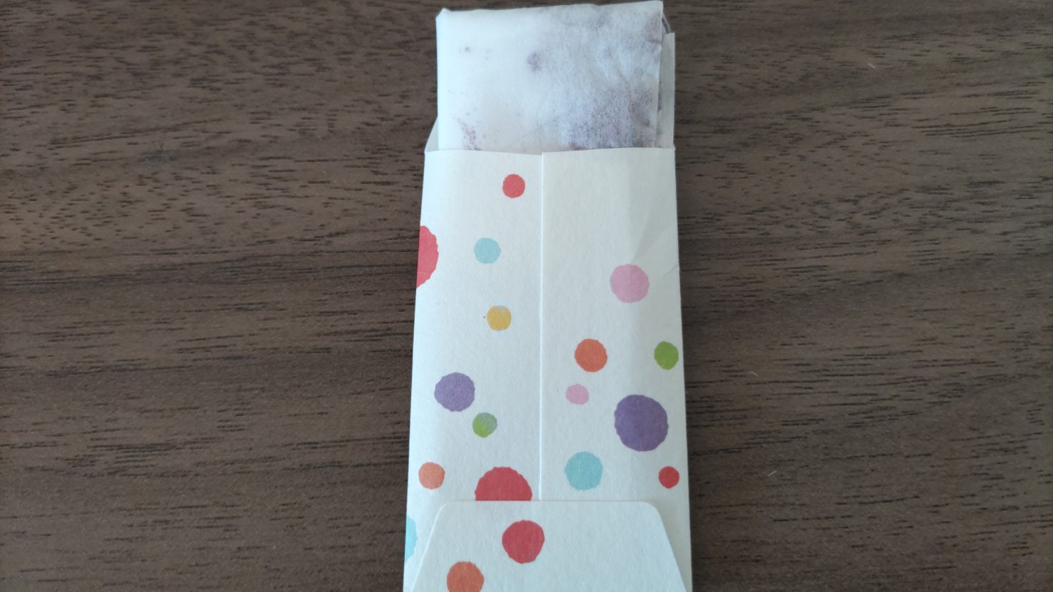 お茶パックを小さな封筒に入れる