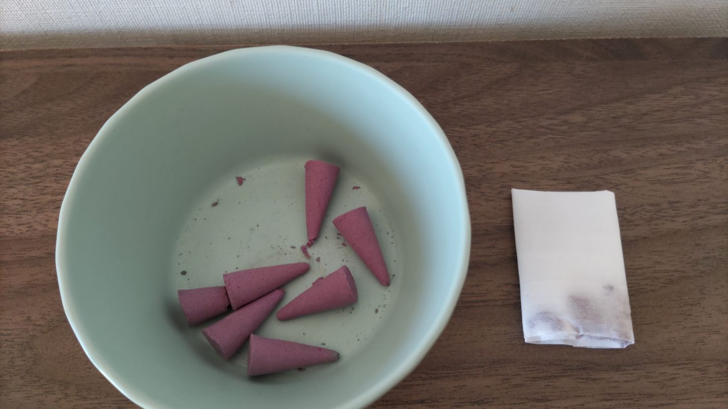 お香を砕き、お茶パックに入れる