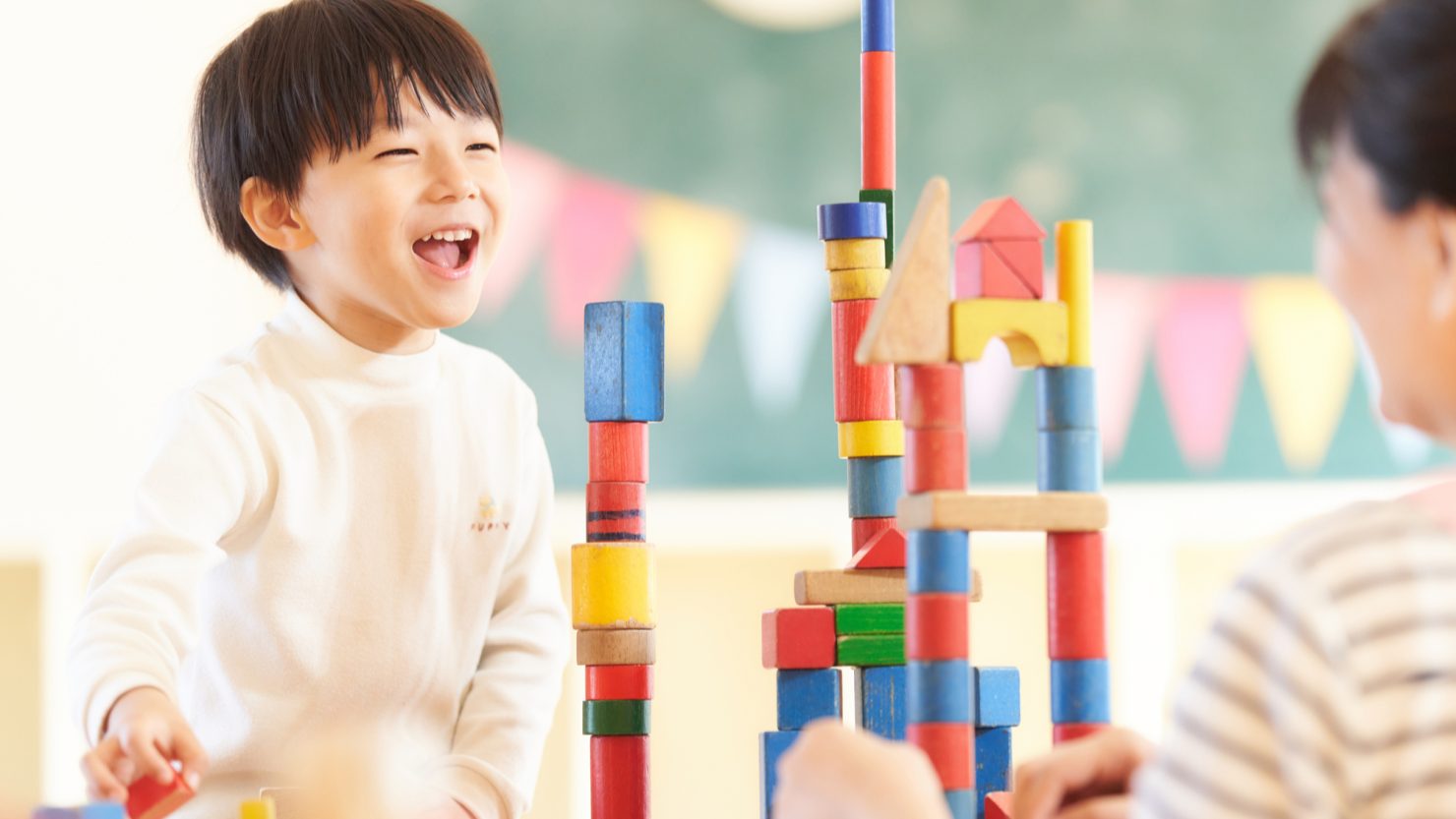 保育園で遊ぶ子ども