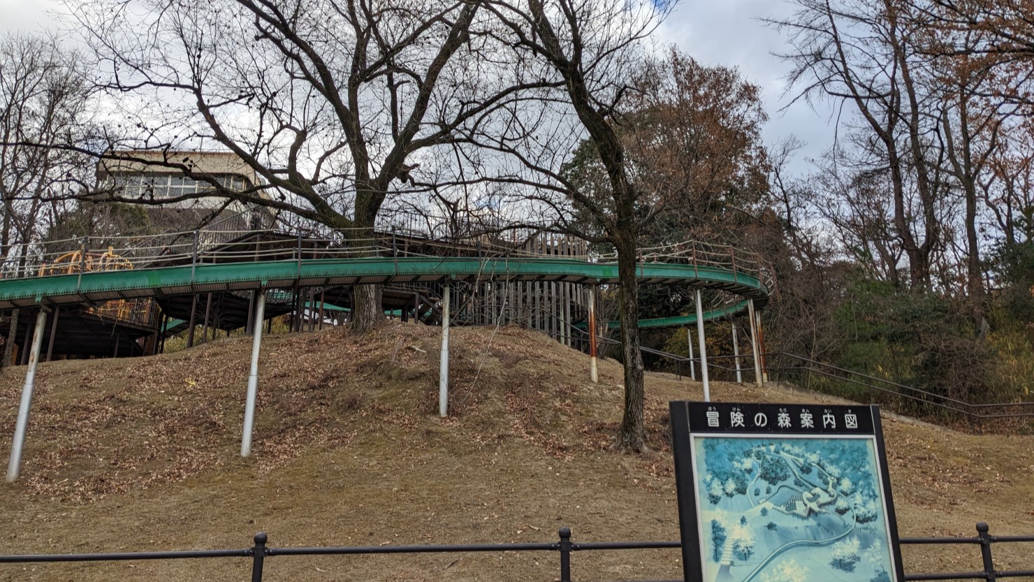 千里中央公園のローラーすべり台