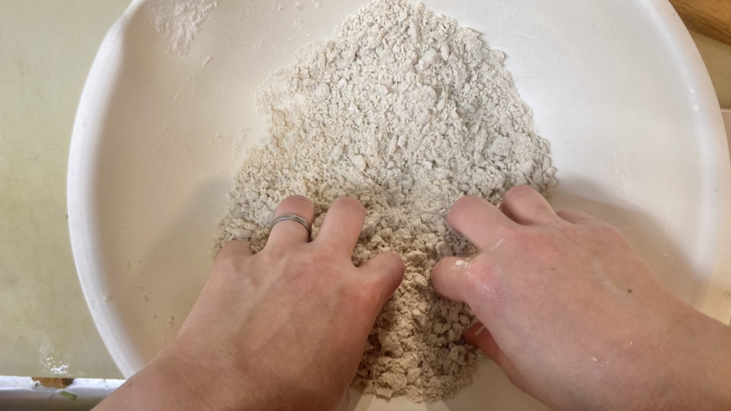 ボウルに蕎麦粉、小麦粉を入れてぐるぐるかき回す