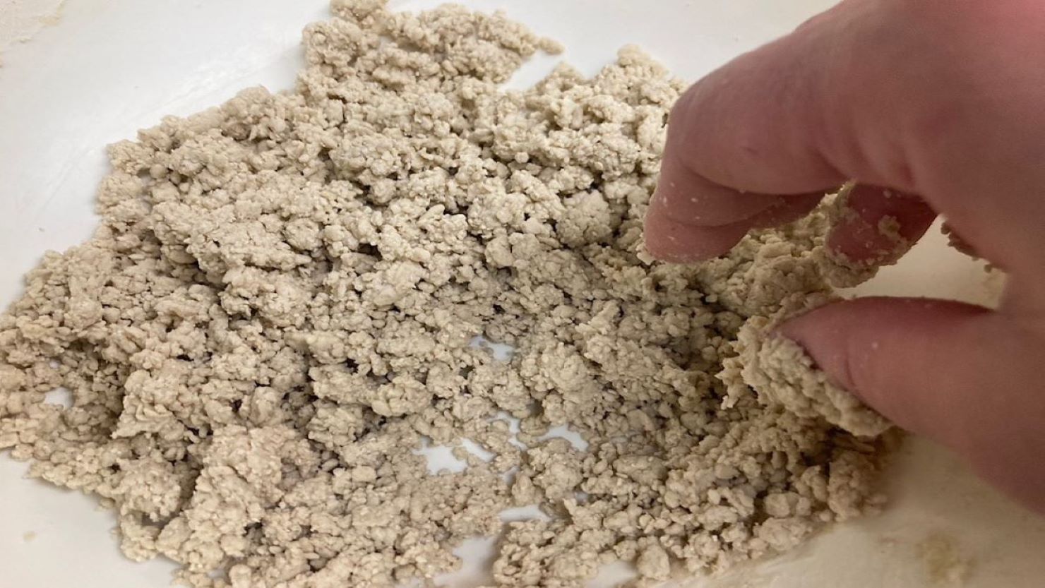 水を入れてポロポロとしたそぼろのような粒状になった様子