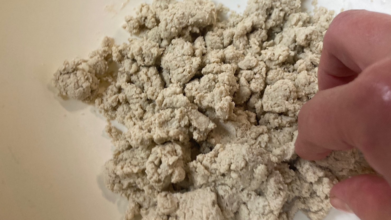 さらに水を加えてゴロゴロの塊ができた様子