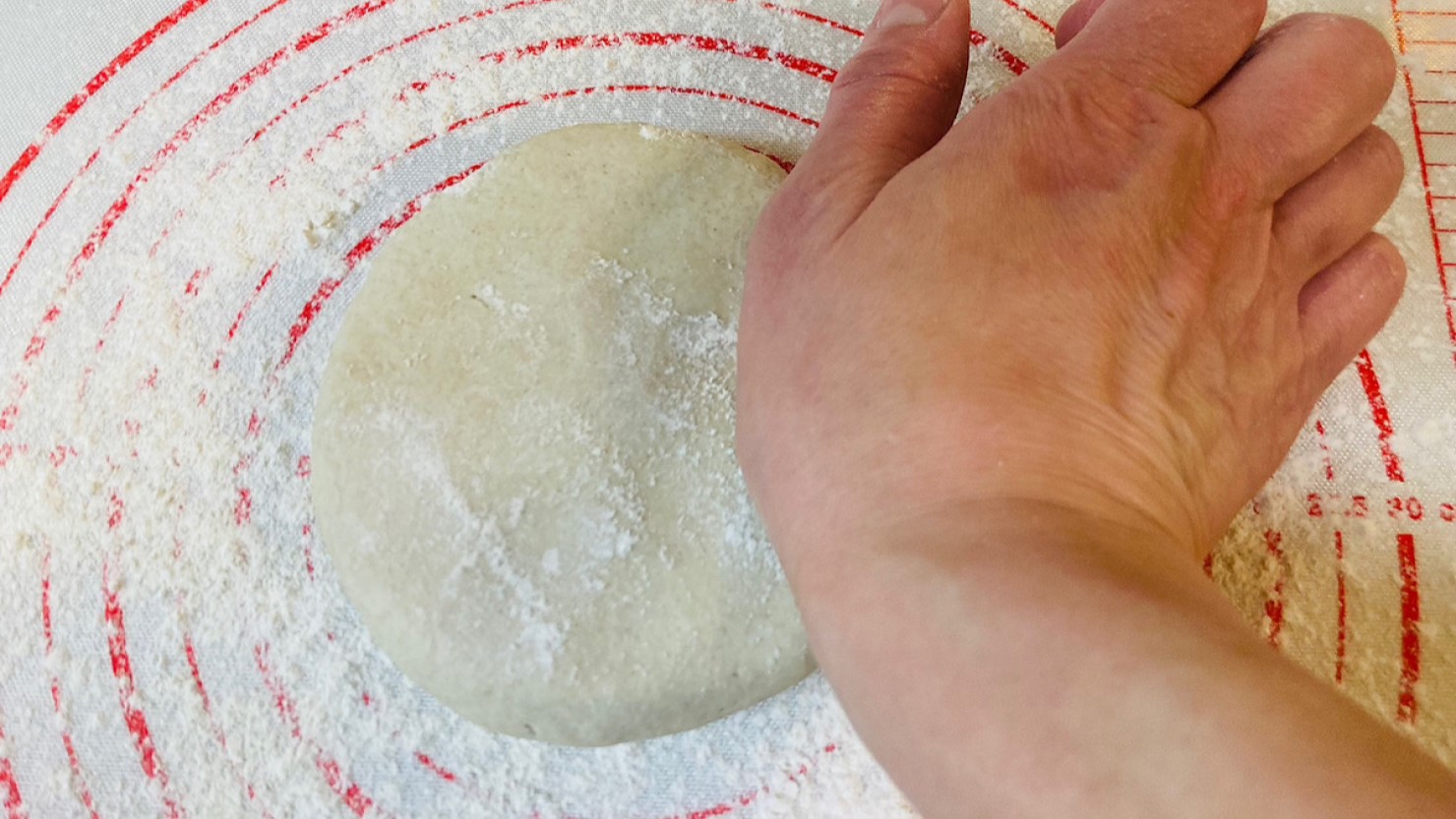 打ち粉を振って蕎麦玉を手のひらで押す