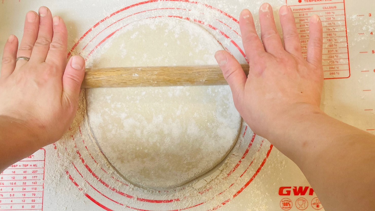 麺棒を使って伸ばしている様子