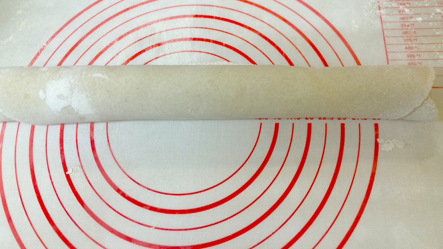 麺棒に巻きつけた様子