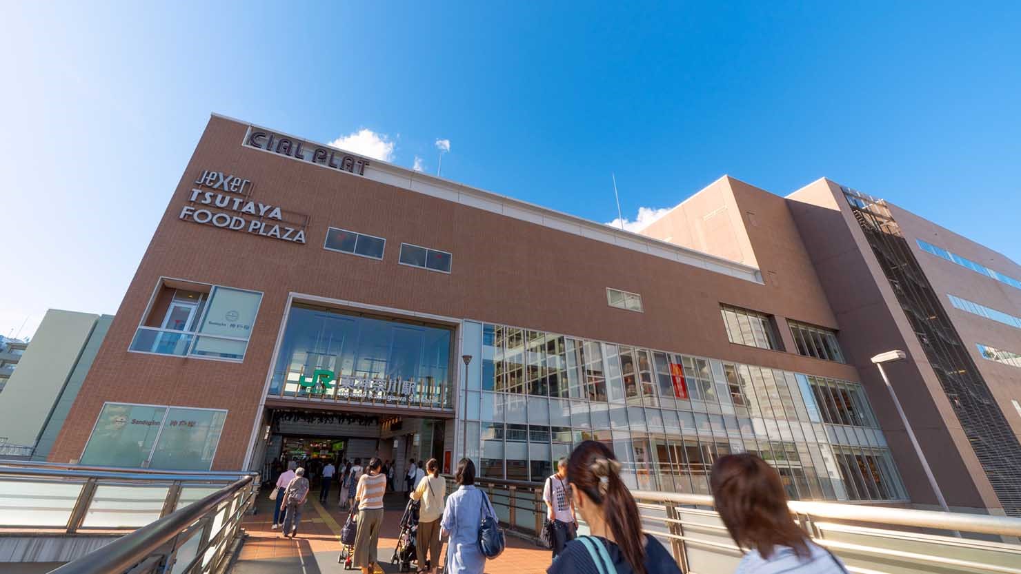 人通りの多い東神奈川駅前の様子