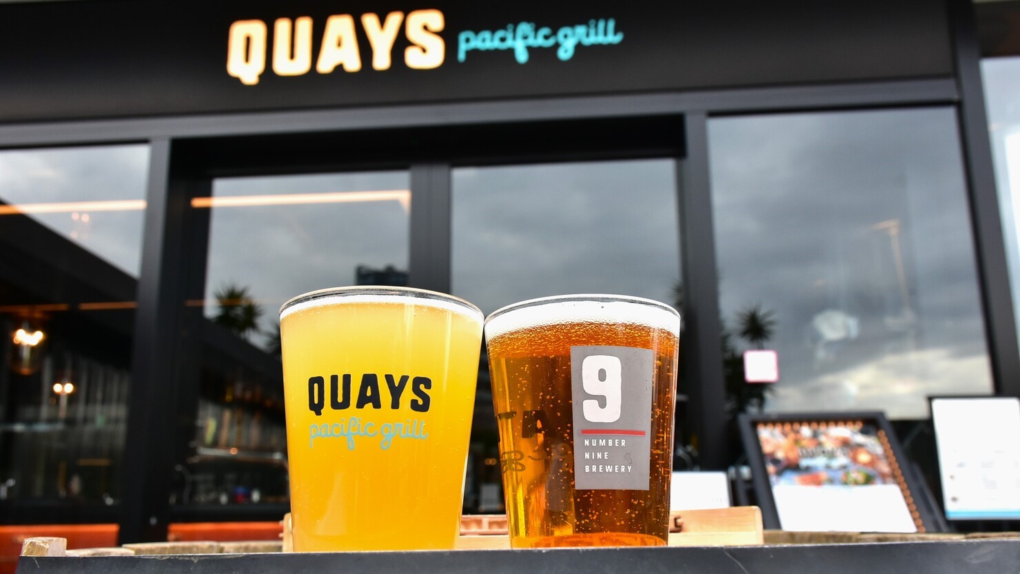 キーズのエントランスで。ナンバーナイン・ヘイジー（右）、ハンマーヘッド・エール（左） © K. Isozaki