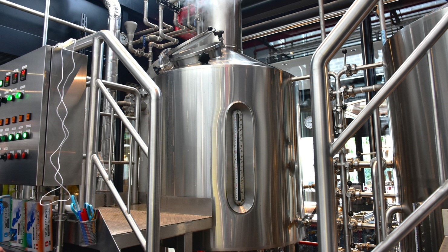 麦汁を製造するタンク。醸造所は見て美しい設備を目指して設計  © K. Isozaki