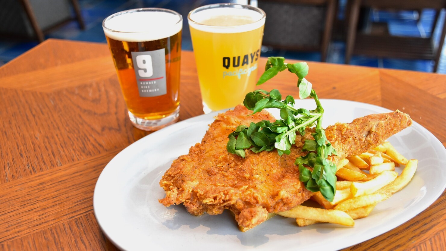 外はカリカリ、中はジューシーの「フライドチキン」は至福の相性  © K. Isozaki