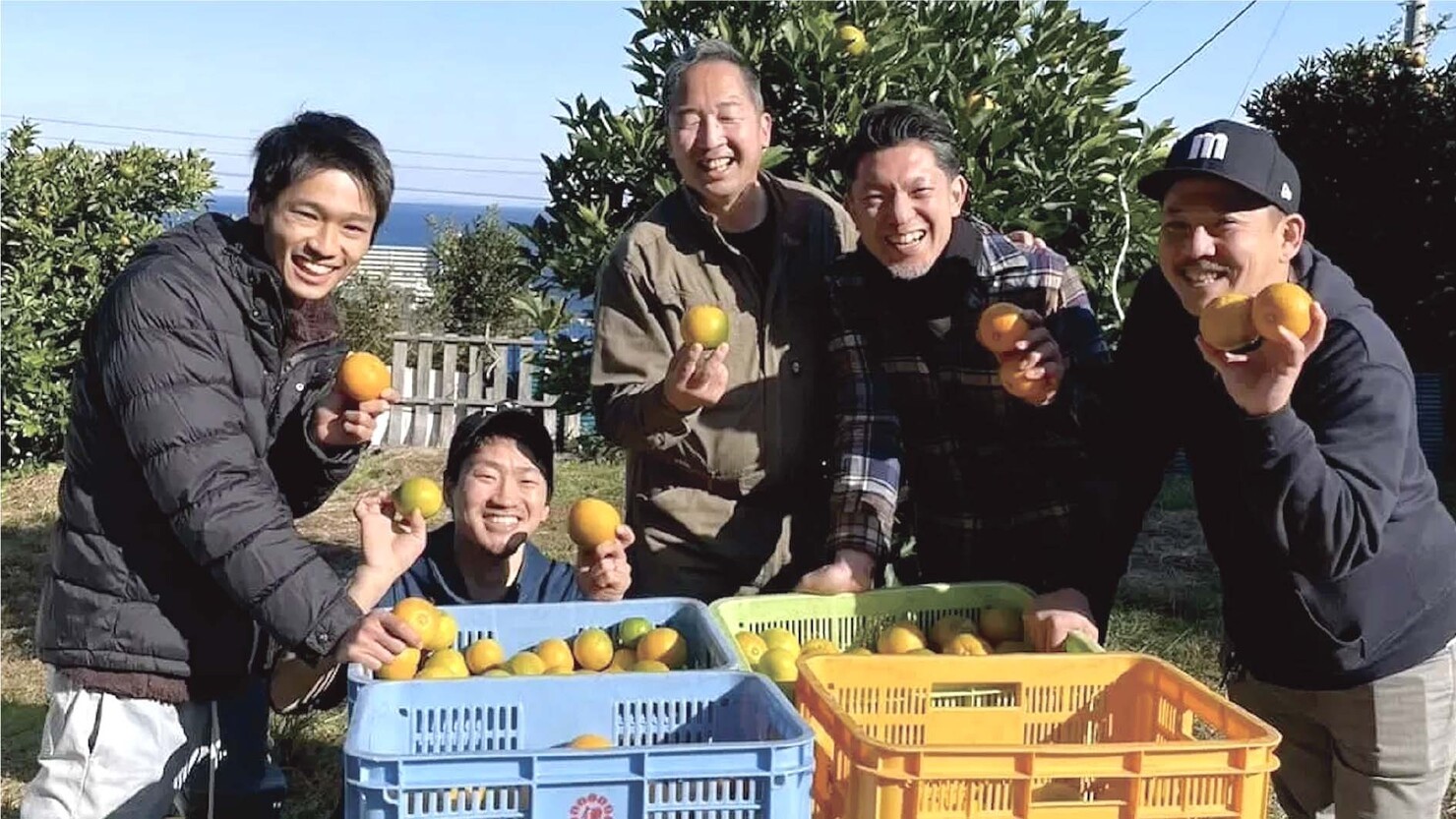 ダイダイを栽培する農家を訪れ、生産者と交流する齋藤さん（齋藤氏提供） 