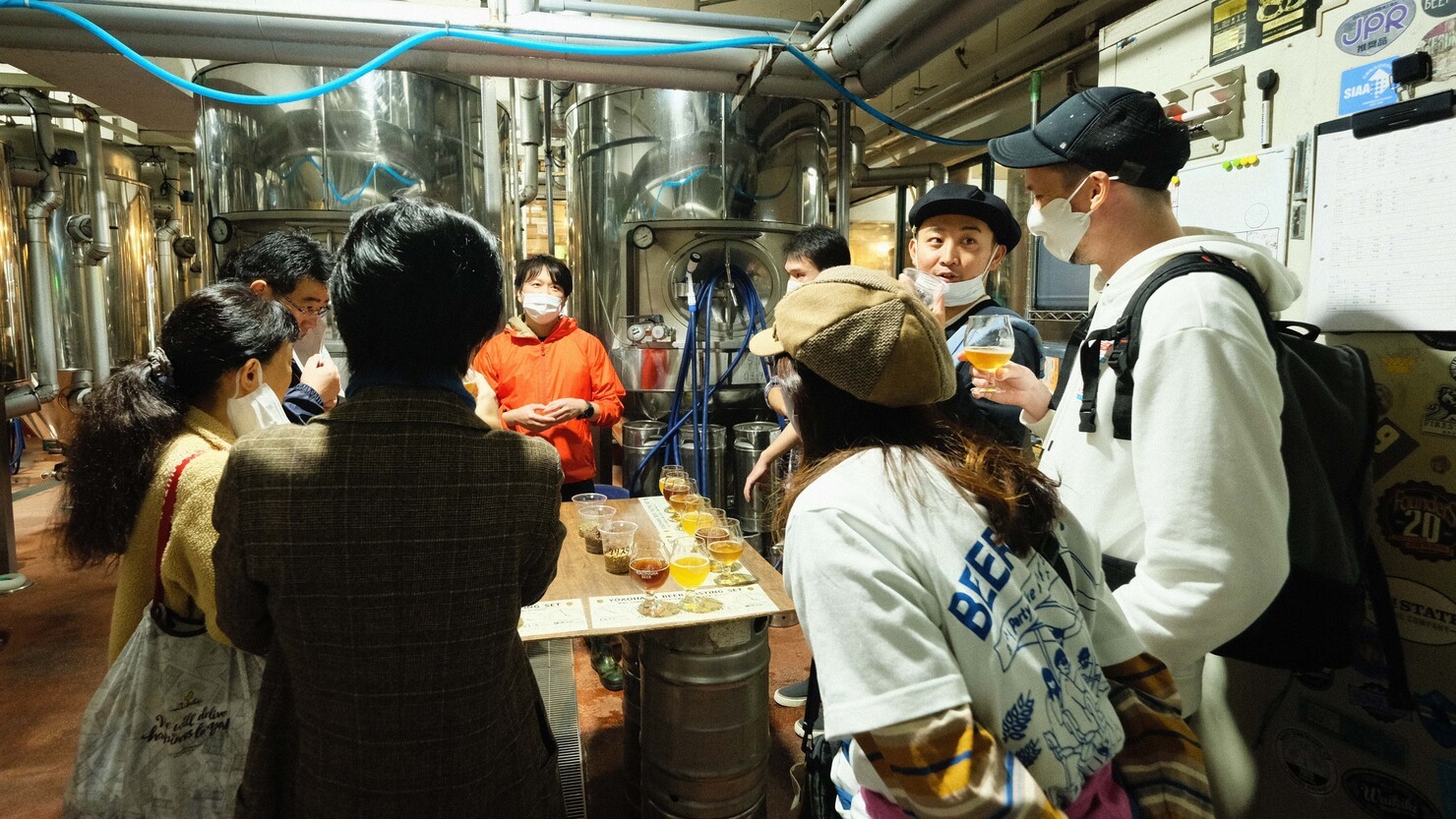 醸造所でビールをテイスティング（横浜ビールにて：齋藤氏提供）