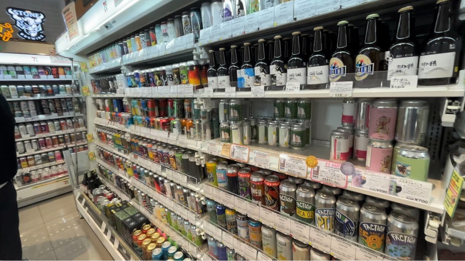 初めて目にするビールばかり。各国のカラフルなラベルデザインがおしゃれ