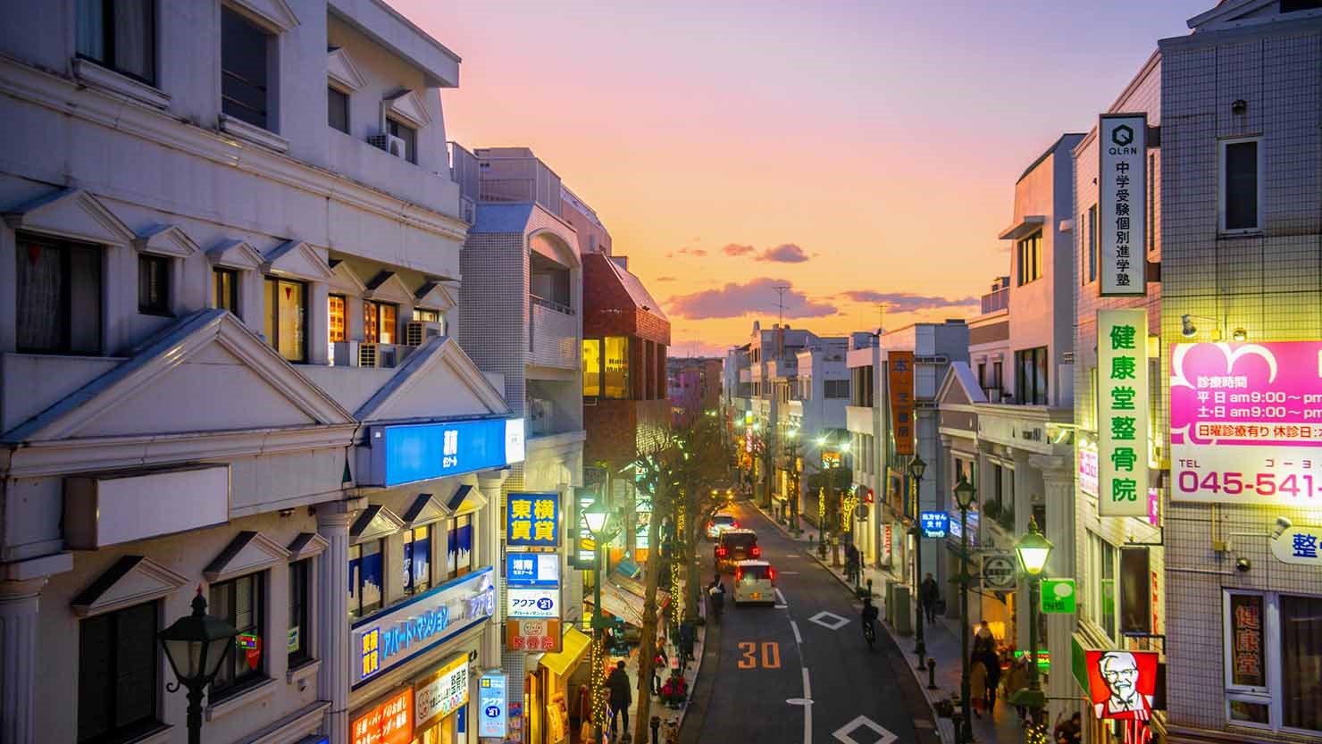 大倉山駅前、ギリシャ風の街並みが特徴的な大倉山エルム通り商店街