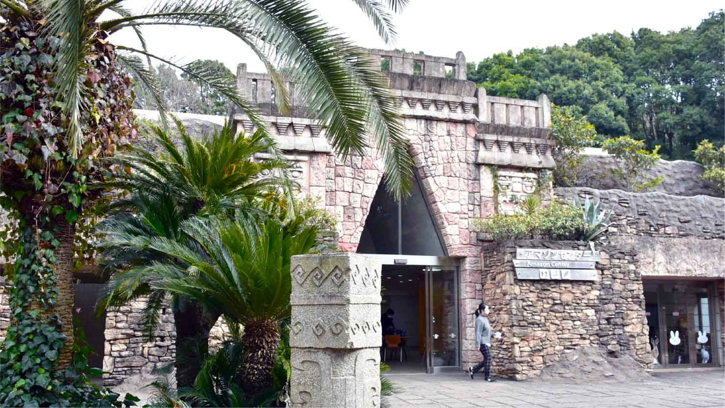 雰囲気たっぷりな休憩所、アマゾンセンター。造りもワイルド　© K.Isozaki