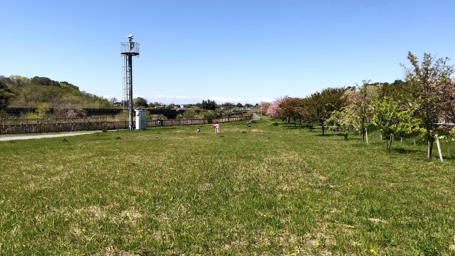 清水公園の横を流れる座生川沿い