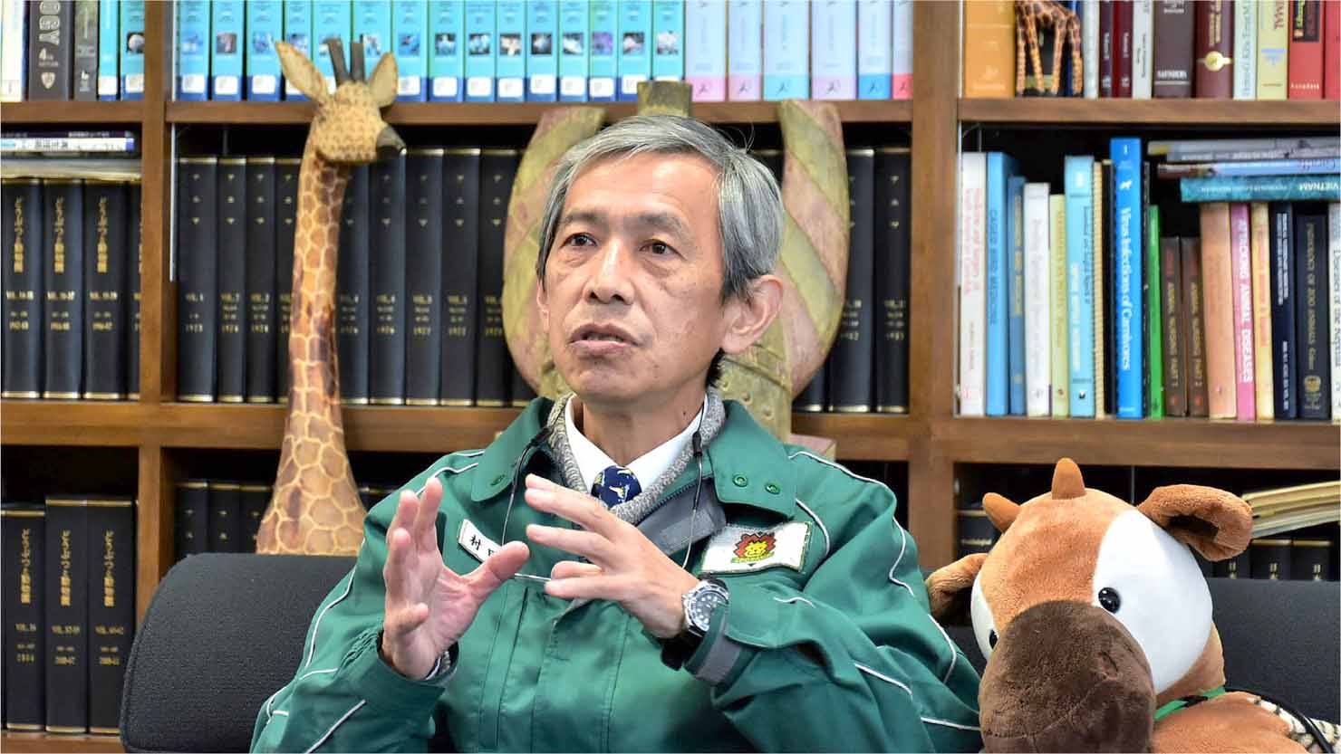 2代目園長の村田浩一さん。合言葉は「オカピース（笑）！」　© K.Isozaki