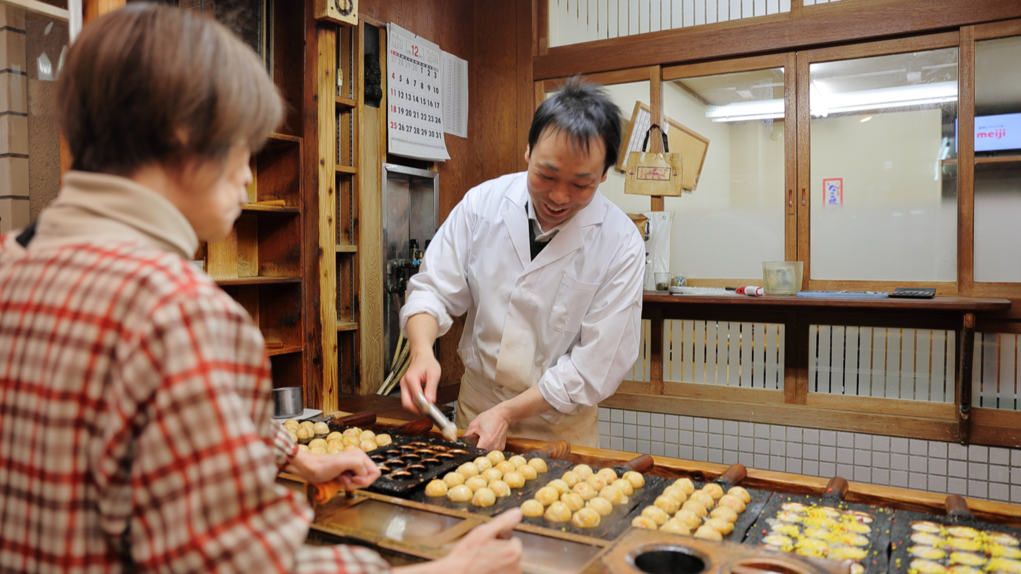 12個、16個、60個…と次々と注文が入る平日の夕方。忙しいときは先代のお母さんも一緒に、たこ焼きを返していく