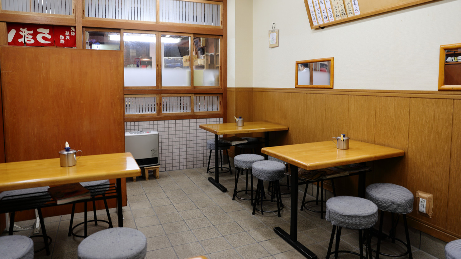 店内ではビール（中 550円）やコーヒー牛乳（160円）などドリンクも。夏はかき氷もいただける