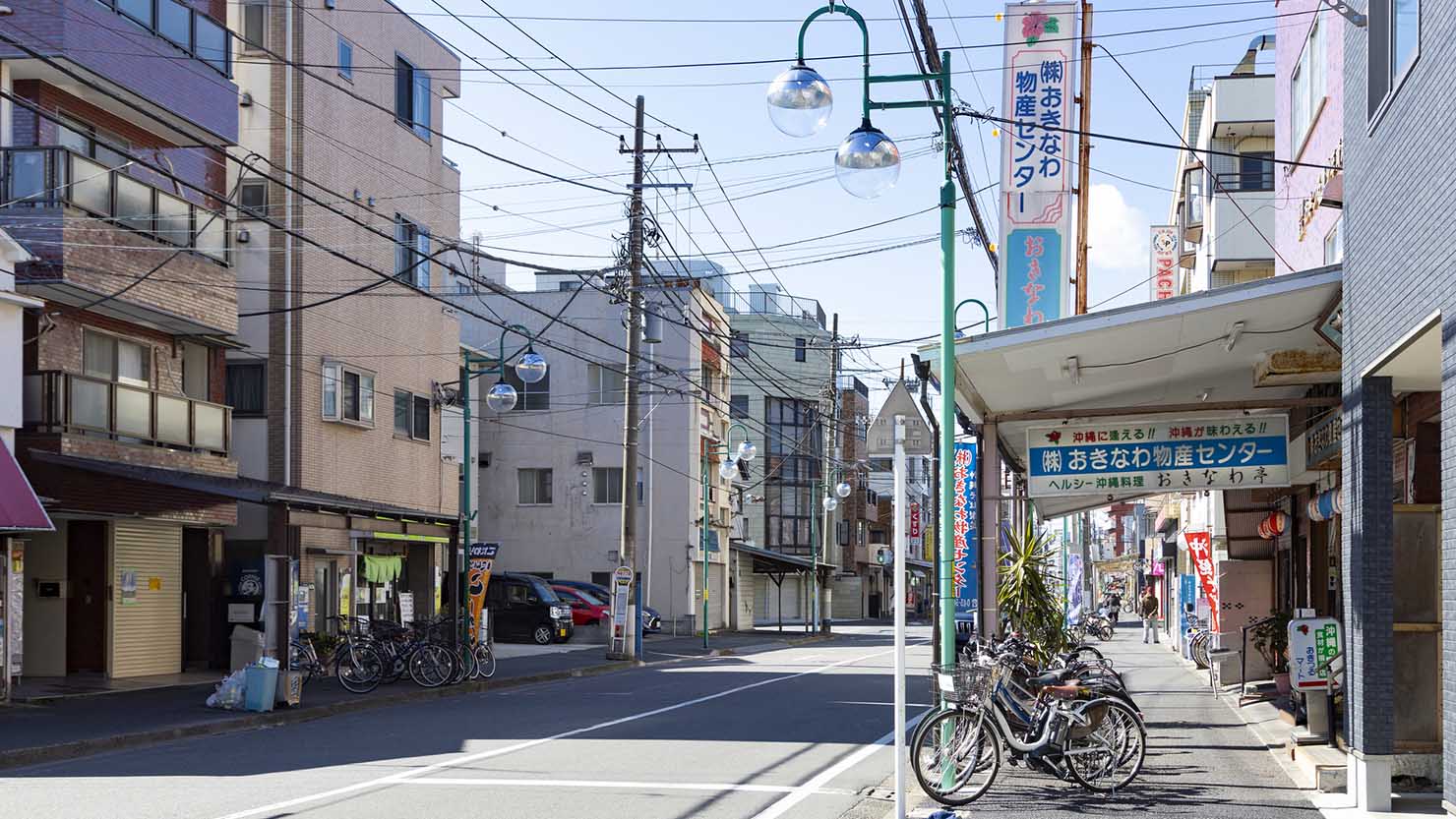 沖縄グルメや文化が楽しめる仲通り商店街の様子