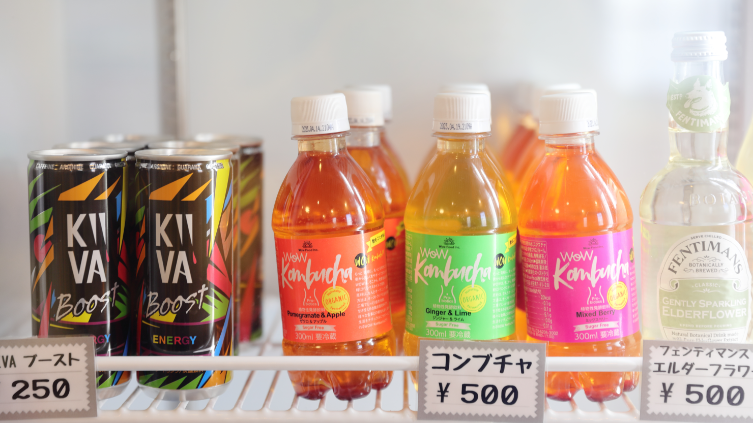 ロビーにある大きな冷蔵庫ではドリンクフェアが開催されるのも魅力。毎月異なるテーマで、風呂上がりの一杯が楽しみに！取材時のテーマは「免疫力アゲアゲフェア」