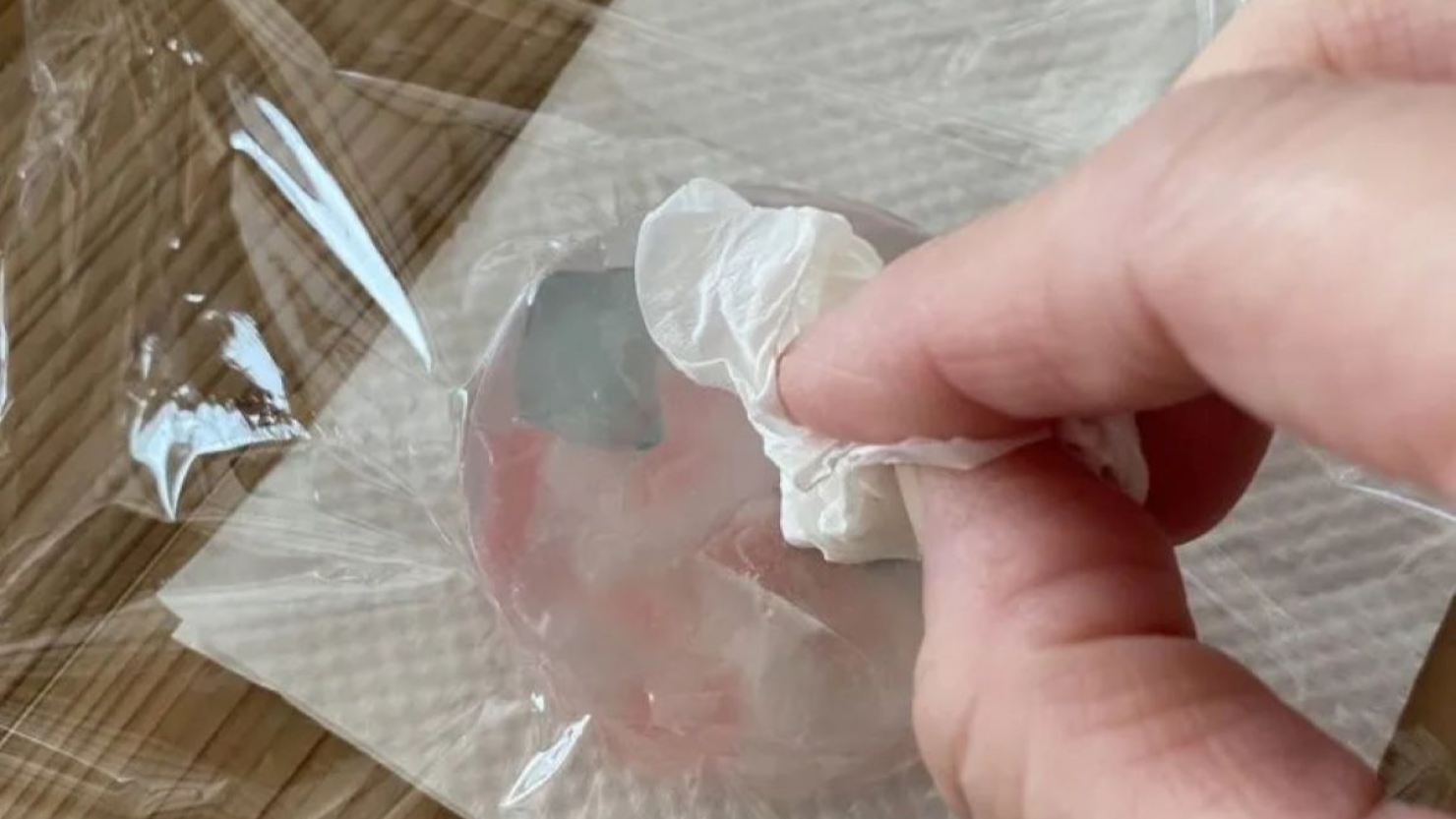 宝石石鹸にラップを巻く様子