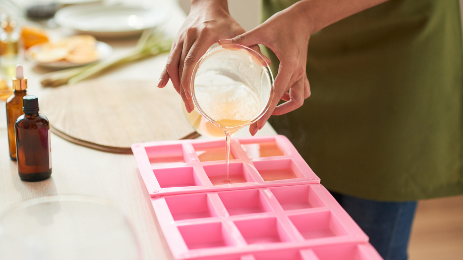 グリセリンソープをシリコンの型に流し込む様子