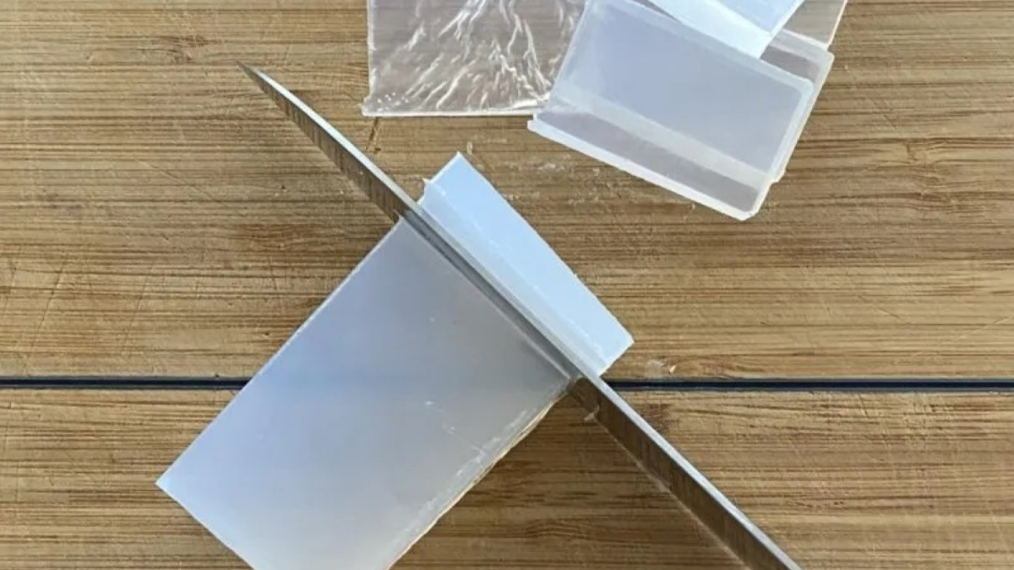 グリセリンソープを切る様子