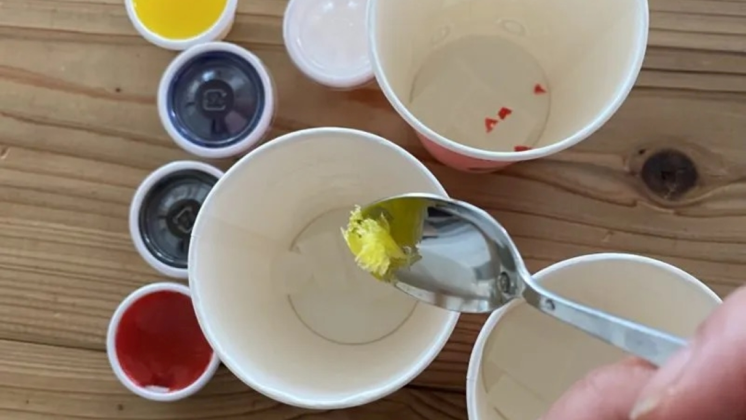 グリセリンソープにカラーチップを入れる様子