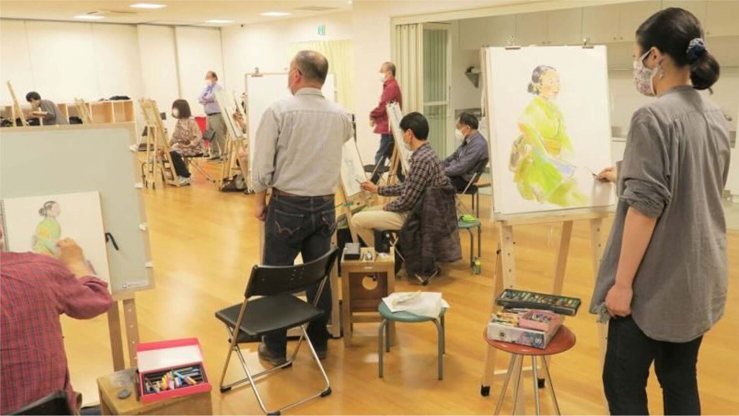 大人のためのアトリエ講座　幅広い年代の受講者が和服のモデルを描く　© 横浜市民ギャラリー