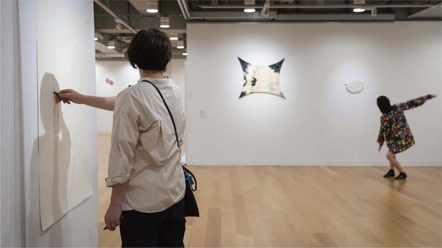 「新・今日の作家展2022世界をとりとめる」　仕草のドローイング「動きのなかにあることば」　© Ken KATO