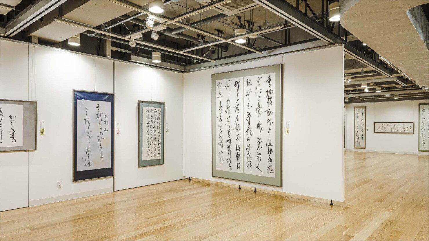 広々とした空間に作品を展示する「桟敷東石日月書道会」の展覧会の様子　© sato akiko