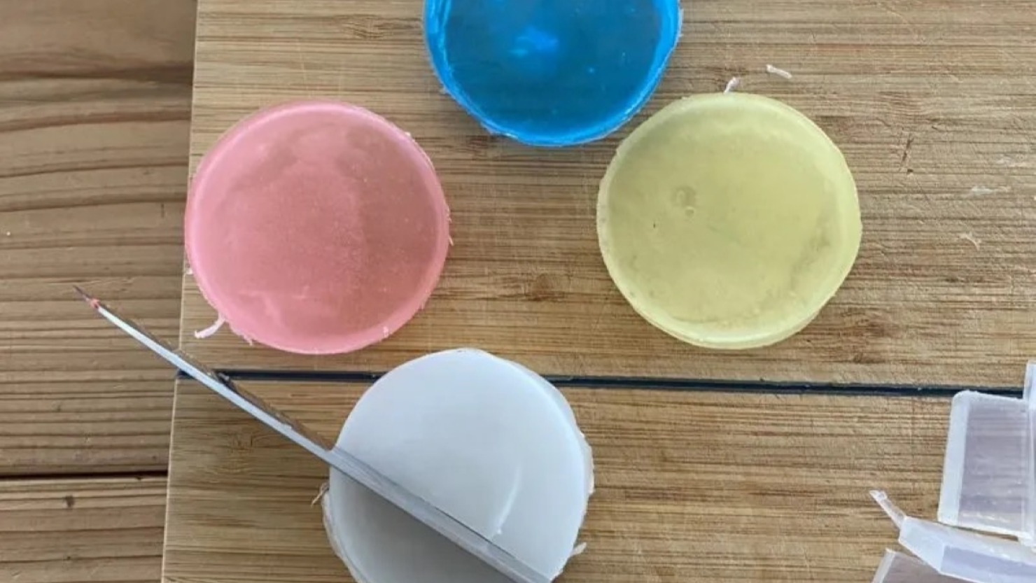 紙コップから外し、包丁で切っていく